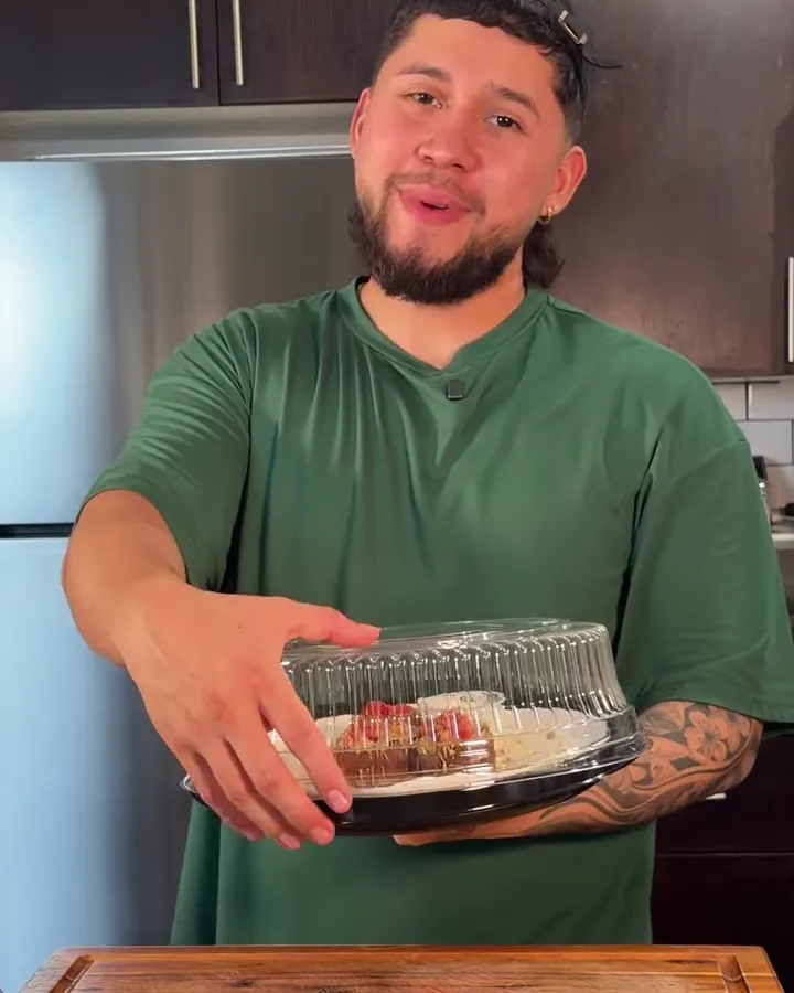 El fundador de Kokoro mostrando un Dubai Roll en su envase