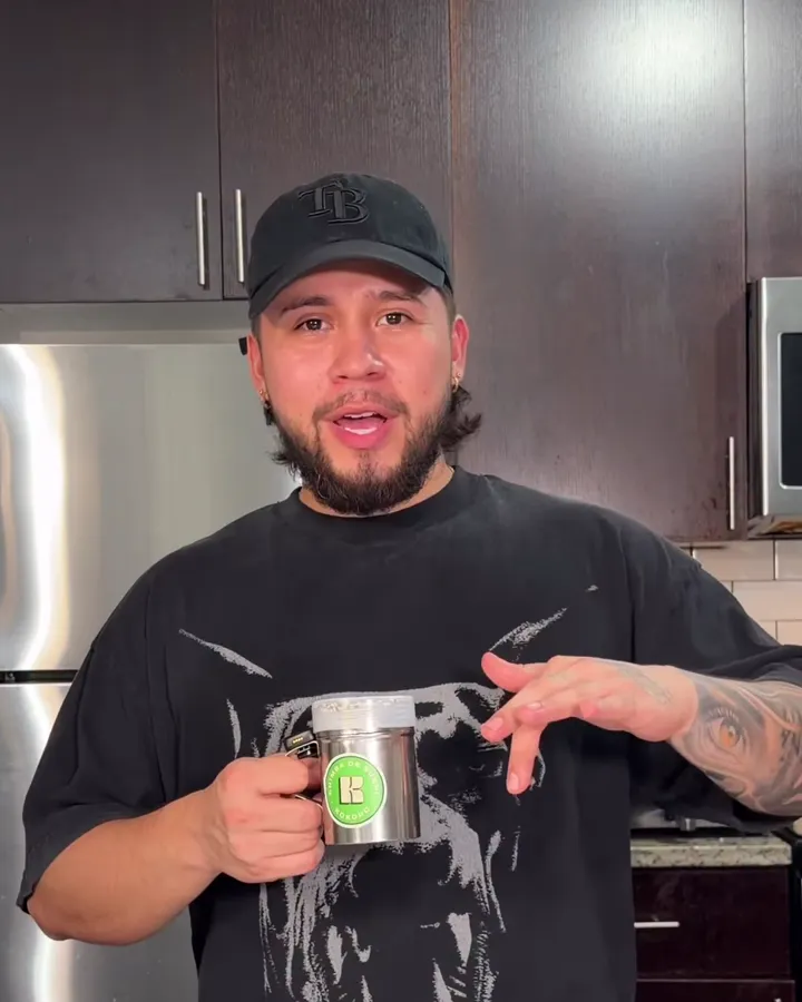 El fundador de Kokoro en su cocina con una taza con el logo