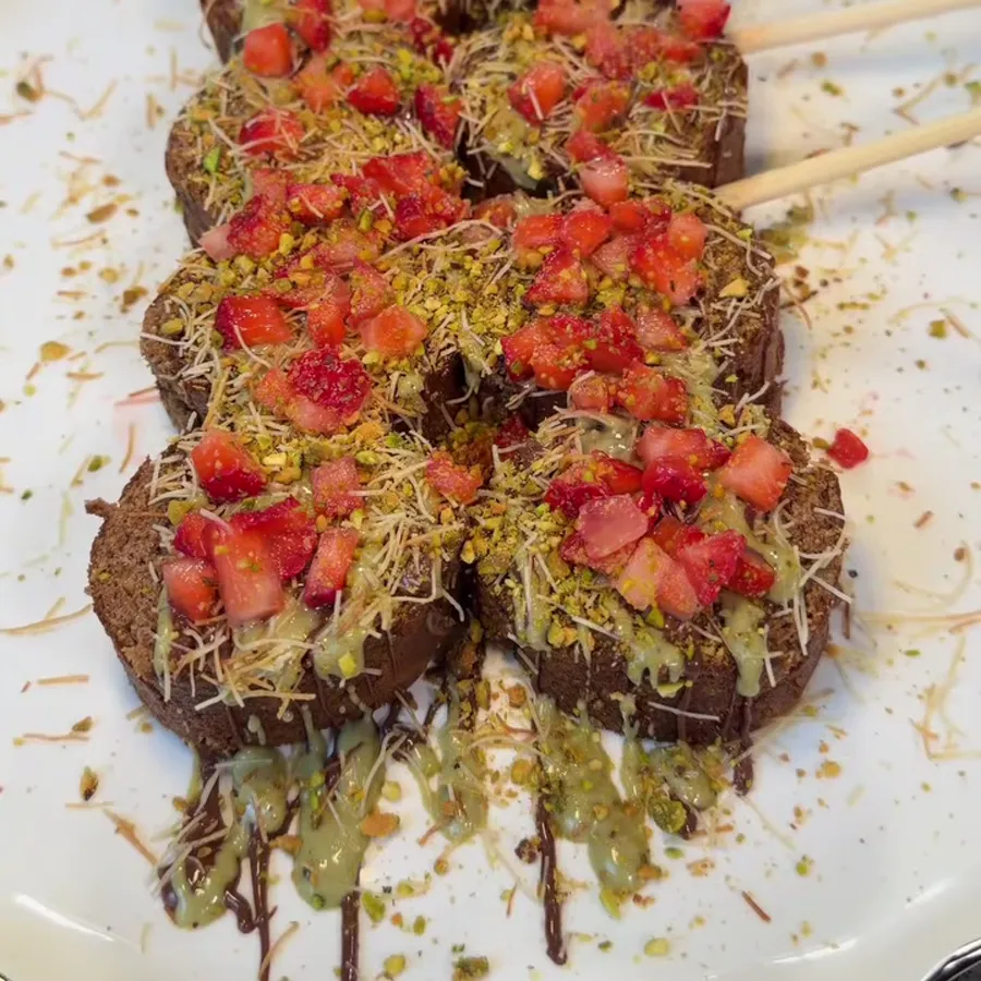Dubai Roll: piezas de ponqué de chocolate cubiertas de fresa, kataifi y pistacho